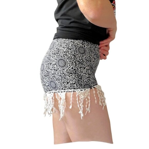 BREEZE EVER- Black/White Paisley Boho Resortwear Shorts Macrame Trim- S - Picture 4 of 11